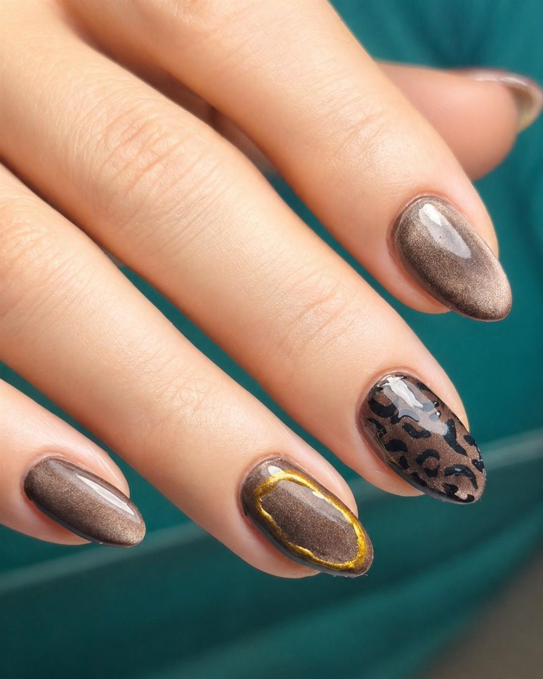 Nail art con animal print y borde dorado